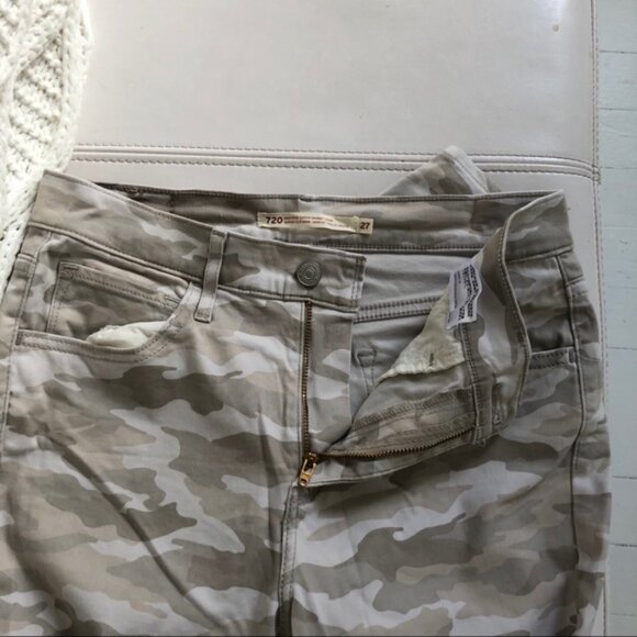 NWOT High rise camo Levi pants - Picture 4 of 4